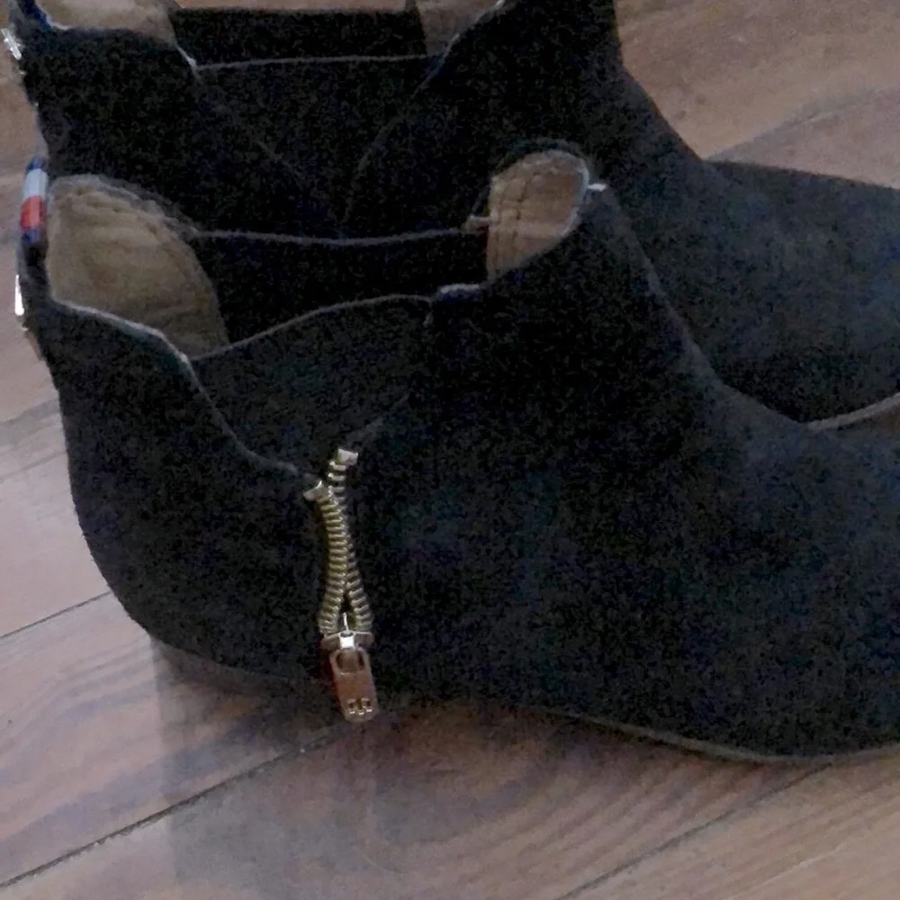 Tommy Hill figure suede shoe booties